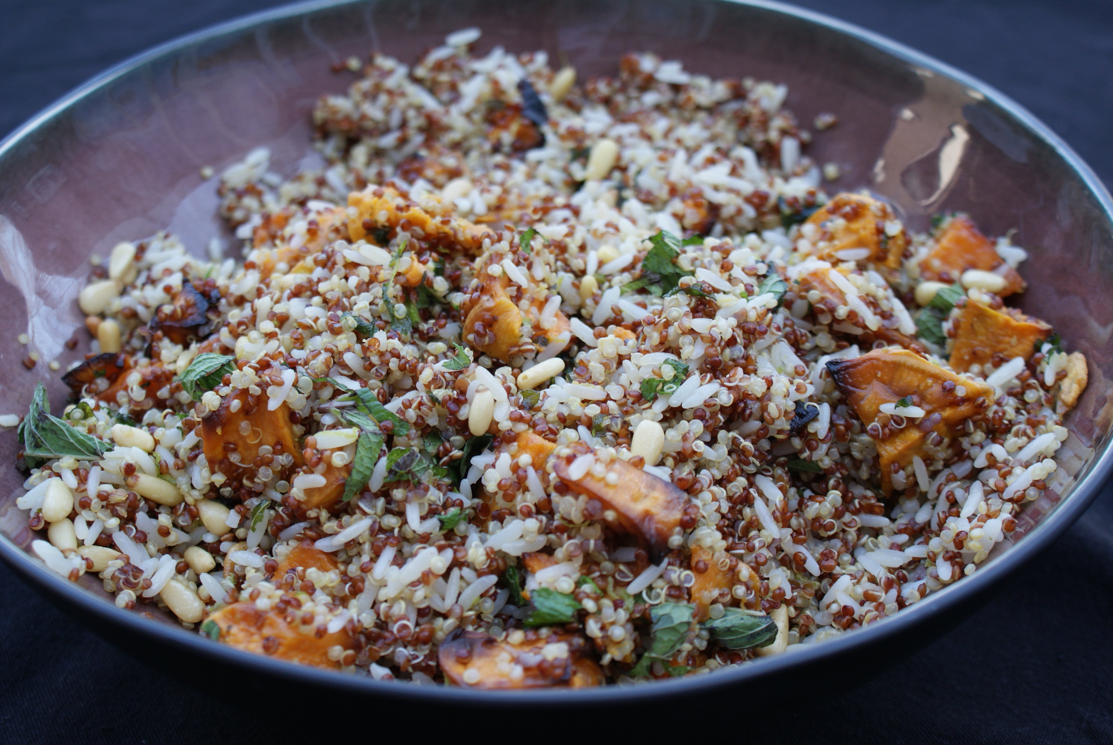 Quinoa rijstsalade met salie en zoete aardappel