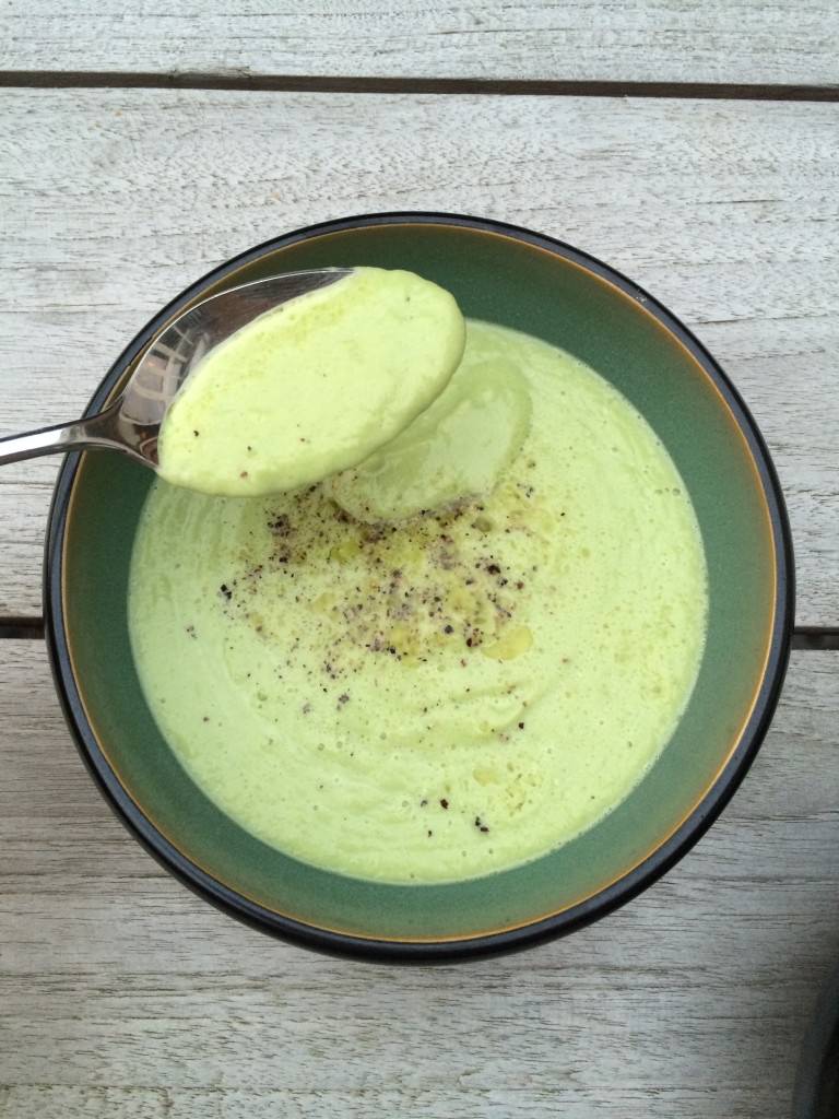 Avocado spinach soup – a raw recipe