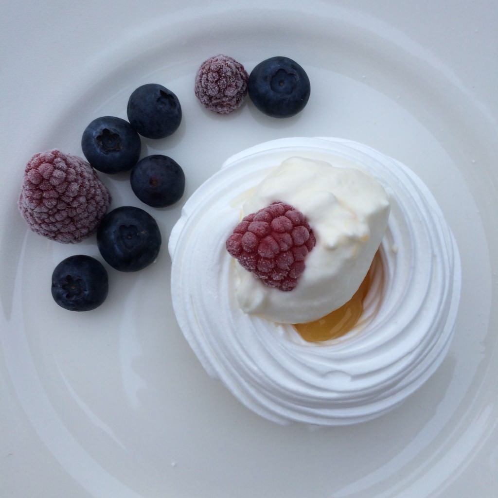 Pavlova with Lemon Curd – a festive dessert