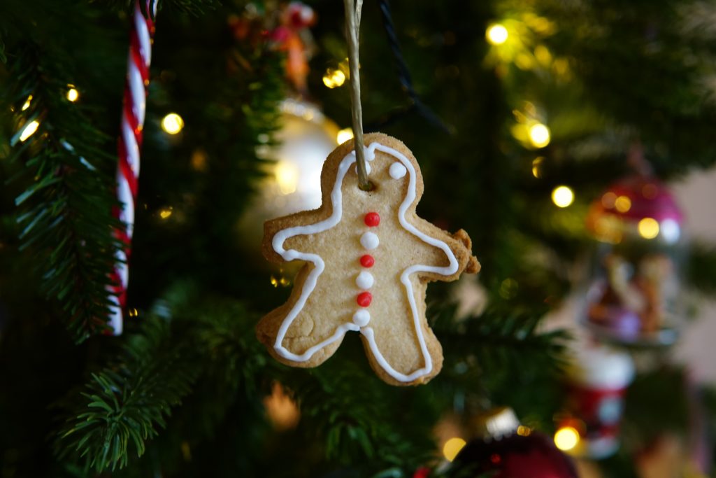 Eetbare versiering voor in de kerstboom: zandkoekjes